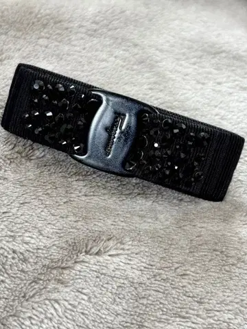 비즈 장식 블랙 헤어 액세서리 페라가모