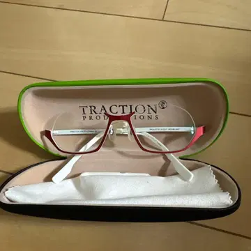 TRACTION PRODUCTIONS 안경 레드/화이트 케이스 포함