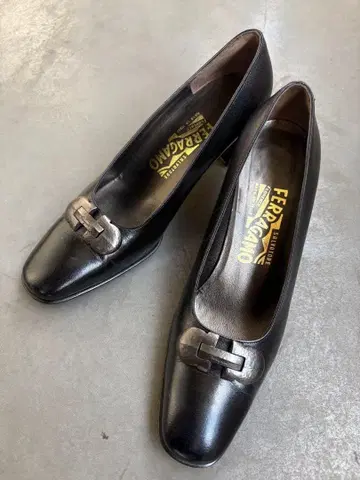 FERRAGAMO 블랙 펌프스 버클 포함