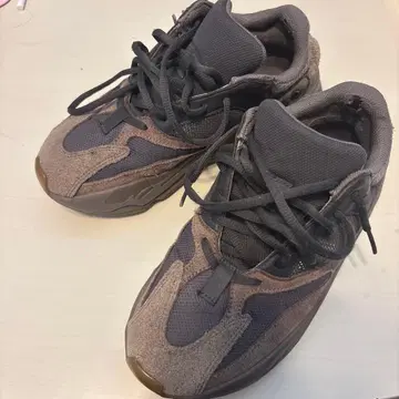 YEEZY boost 700 스니커즈