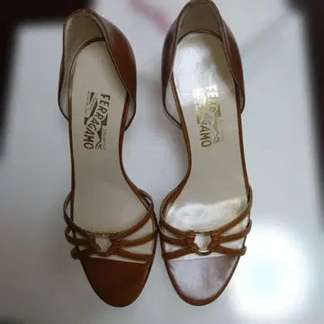 FERRAGAMO 브라운 스트랩 펌프스