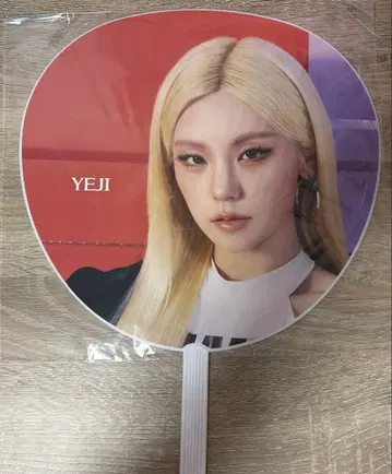 ITZY 예지 YEJI 부채 일본 투어 한정판
