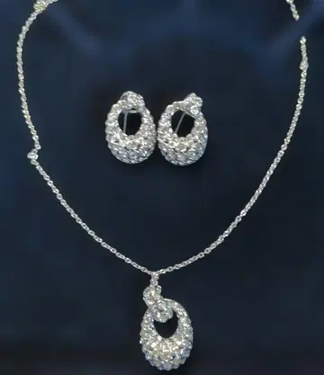 Swarovski 크리스탈 목걸이와 귀찌 세트