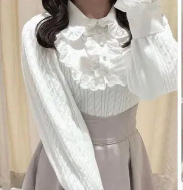 evelyn 옷깃 프릴 케이블 니트 화이트 양산형