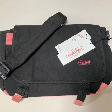 EASTPAK 숄더백 블랙/핑크