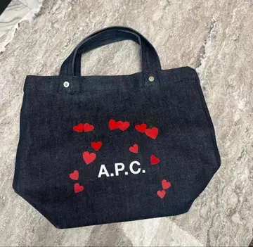 즉시 완판 아이템 A.P.C. 데님 토트백 하트 모티브