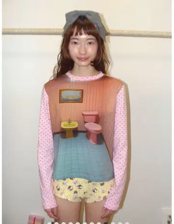 ashley williams BATHROOM T-SHIRT 긴팔 컷소
