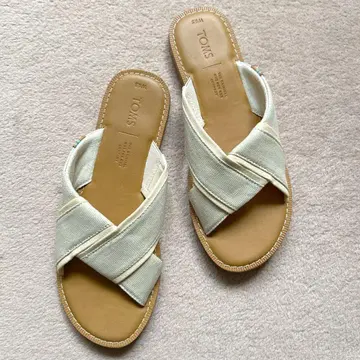 TOMS 크로스 스트랩 샌들 크림