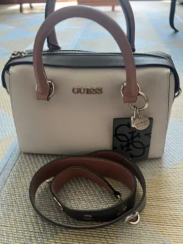 GUESS 숄더백 라이트 그레이
