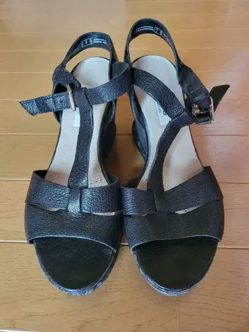 Clarks 블랙 웨지 샌들 23.5