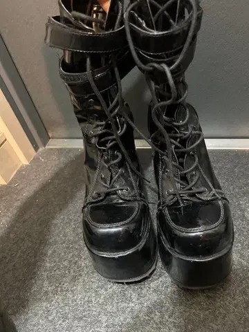 Demonia 블랙 통굽 부츠