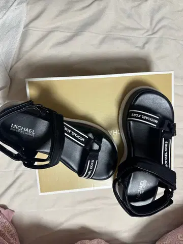 MICHAEL KORS 블랙 샌들 6M