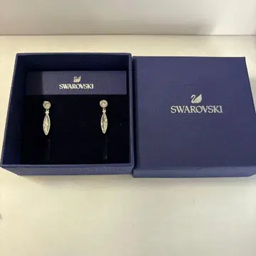 Swarovski 실버 드롭형 귀걸이