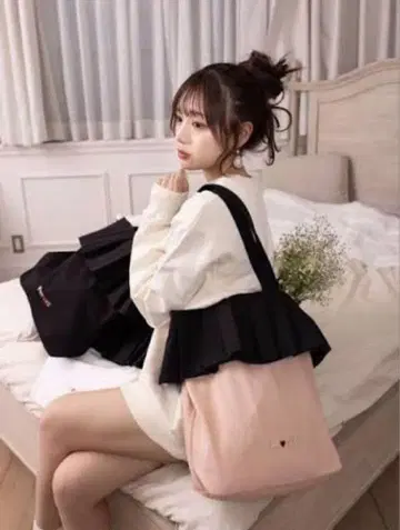 후루사와 리사 프릴 달린 블랙 토트백