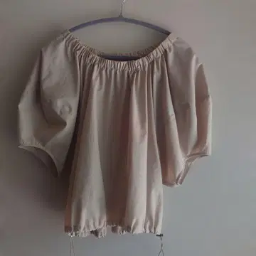 카프리슈 마쥬 반팔 상의 새상품급 베이지