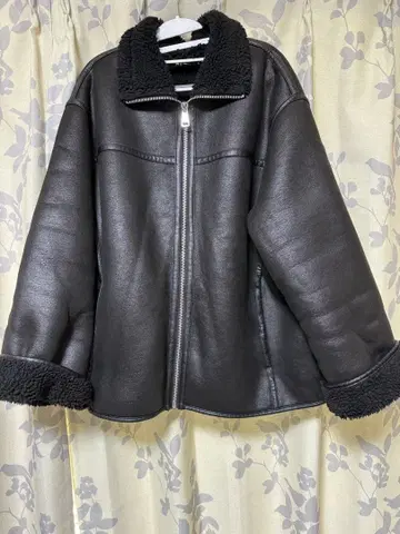 블랙 보아 카라 부착 무스탕 코트