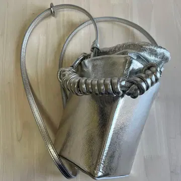 UN3D. TRIANGLE KNOT MINI BAG 실버