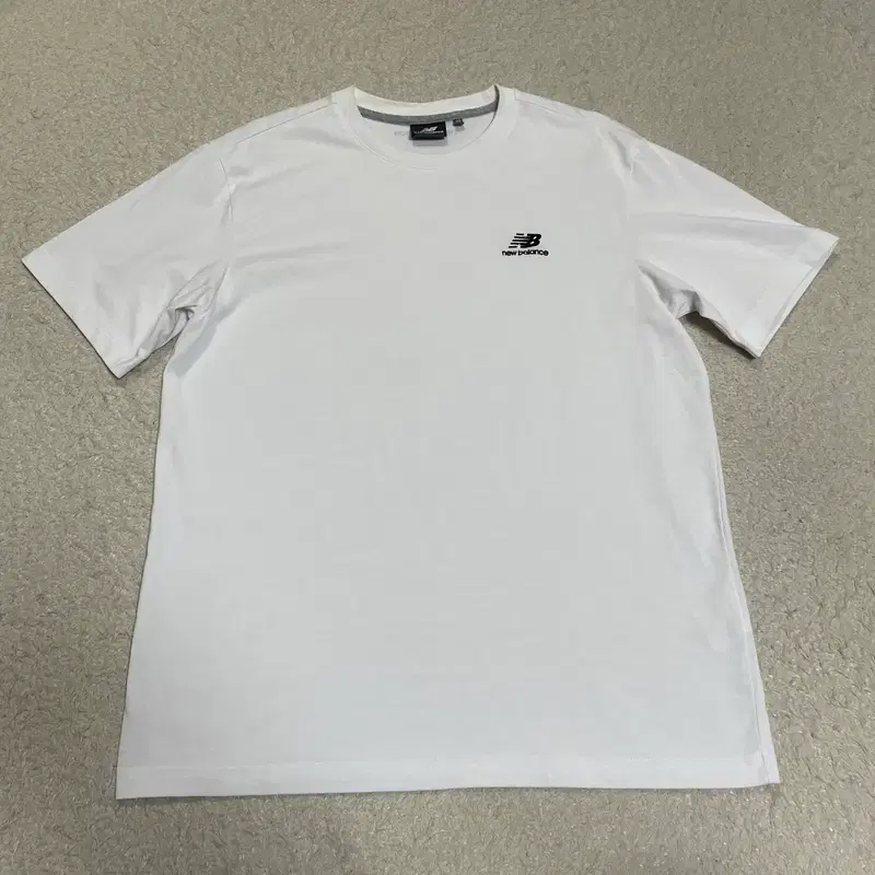 뉴발란스 흰색 반팔 티셔츠 xl 105