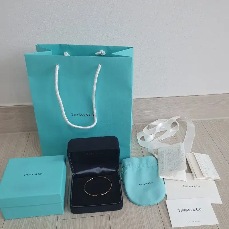 정품 티파니앤코 T 네로우 와이어 브레이슬릿 M사이즈