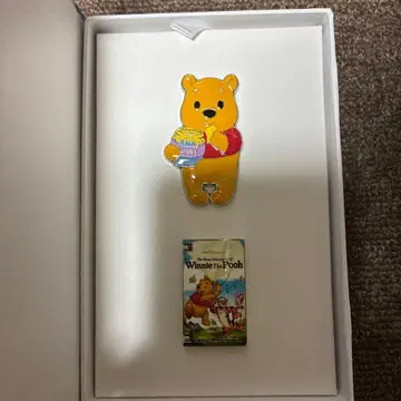 푸우 45주년 한정판 상자 핀 배지 (디즈니 스토어)