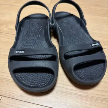 crocs 블랙 샌들 스트랩 포함