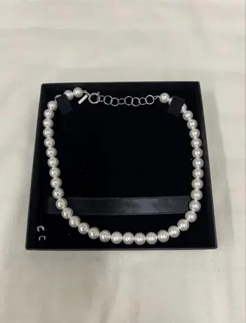[ERNEST W. BAKER] SHELL PEARL NECKLACE
