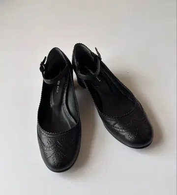 tsumori chisato WALK 츠모리치사토 메달리온 가죽 펌프스