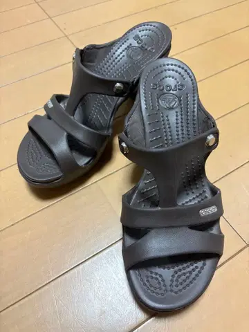 Crocs 다크 브라운 힐 포함 샌들