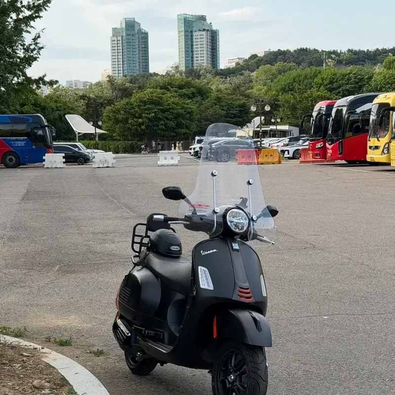 베스파 GTS 125 블랙 24년식 신차급