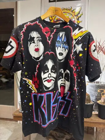 KISS 90s 올 패턴 양면 프린트 Hanes TEE AOP 키스