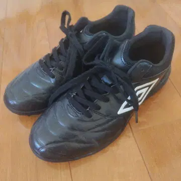 Umbro 블랙 축구화