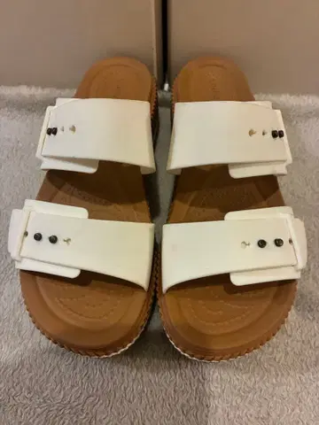 crocs 브루클린 우븐 버클 로우 웨지 화이트 베이지 23
