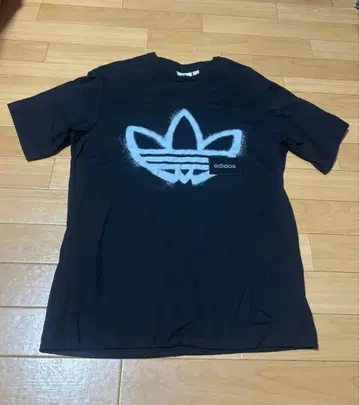 adidas 블랙 티셔츠