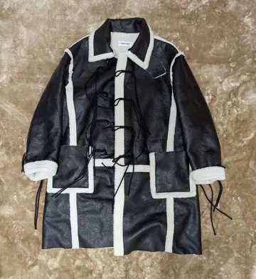 DISCOVERED (디스커버드) 페이크 무스탕 더플 코트