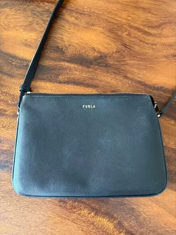 가격 인하! FURLA 블랙 가죽 숄더백