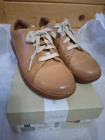 Clarks 앰버리 크레스트 Amberlee Crest 가죽 스니커즈