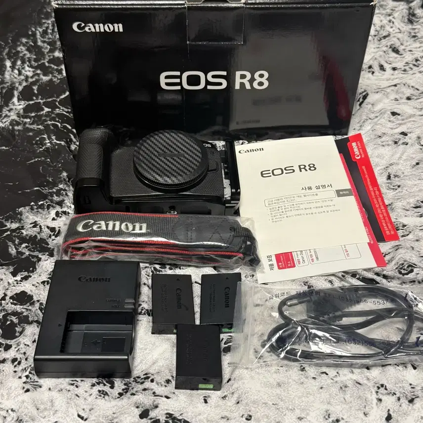 캐논 eos r8 미러리스 디지털 카메라 팝니다.