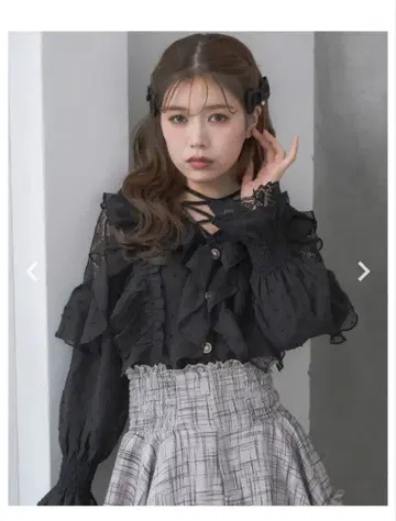 ROJITA 크로스넥 프릴 블라우스
