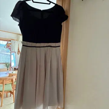 블랙 크림색 플레어 드레스 반팔