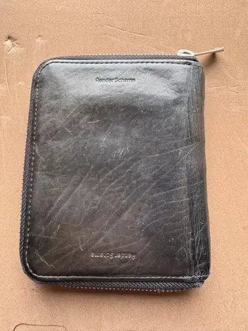 Hender Scheme 블랙 가죽 접이식 지갑