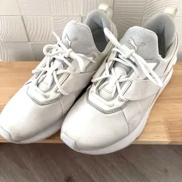컨디션 최상! PUMA 화이트 스니커즈 24.0cm