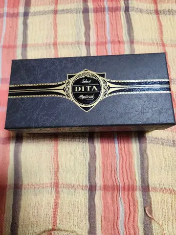 DITA WEEKENDER