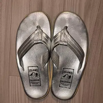 ISLAND SLIPPER 실버 샌들