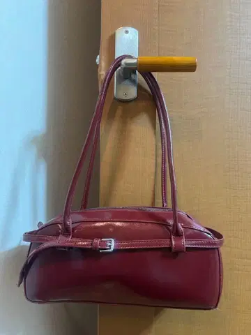 NYUNYU 버건디 핸드백 지퍼 포함
