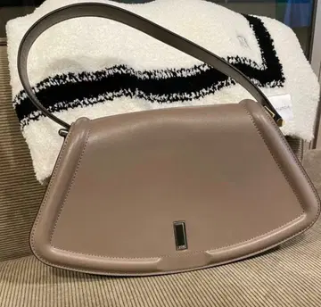 HUGO BOSS 가죽 안장 백