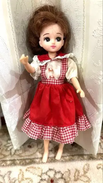 리카짱 인형 본체 빨간색과 화이트 드레스