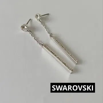 SWAROVSKI 스와로브스키 실버색 귀걸이 스트레이트 바 스톤