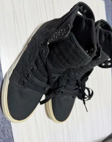 SUPRA 하이컷 스니커즈 블랙/화이트 SW98000 25cm