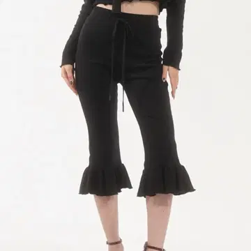 무신사 패니영 프릴 카프리 팬츠 블랙