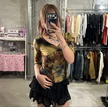 Ozz on 시어 V넥 T셔츠 Y2K